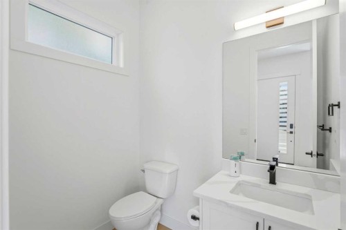 2808 40 Street Sw, Calgary, AB - Indoor Photo Showing Bathroom
