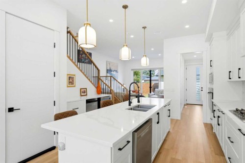 2808 40 Street Sw, Calgary, AB - Indoor Photo Showing Kitchen With Double Sink With Upgraded Kitchen