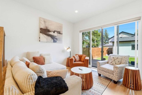 2808 40 Street Sw, Calgary, AB - Indoor Photo Showing Living Room