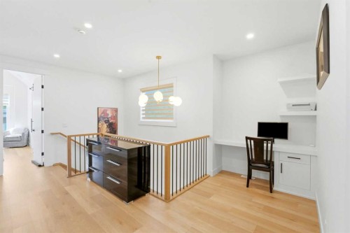 2808 40 Street Sw, Calgary, AB - Indoor Photo Showing Other Room