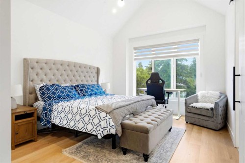 2808 40 Street Sw, Calgary, AB - Indoor Photo Showing Bedroom