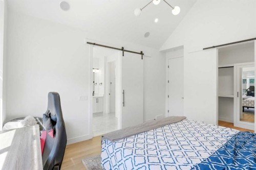 2808 40 Street Sw, Calgary, AB - Indoor Photo Showing Bedroom