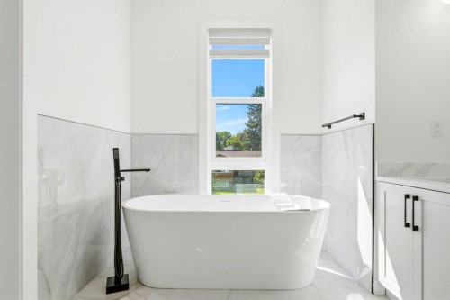 2808 40 Street Sw, Calgary, AB - Indoor Photo Showing Bathroom