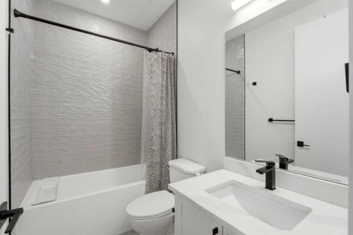 2808 40 Street Sw, Calgary, AB - Indoor Photo Showing Bathroom