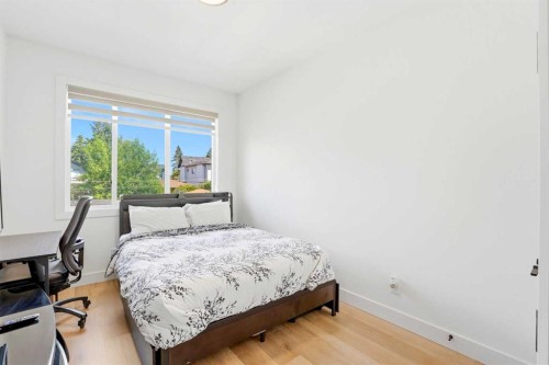 2808 40 Street Sw, Calgary, AB - Indoor Photo Showing Bedroom