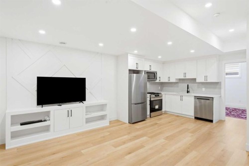 2808 40 Street Sw, Calgary, AB - Indoor Photo Showing Kitchen With Stainless Steel Kitchen