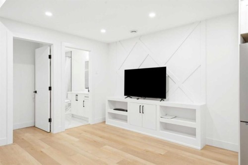 2808 40 Street Sw, Calgary, AB - Indoor Photo Showing Other Room