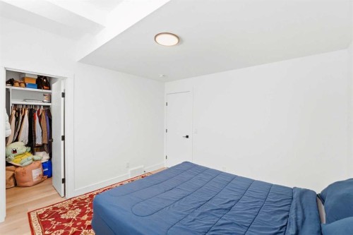 2808 40 Street Sw, Calgary, AB - Indoor Photo Showing Bedroom