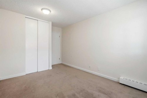 203B-5601 Dalton Drive Nw, Calgary, AB - Indoor Photo Showing Other Room
