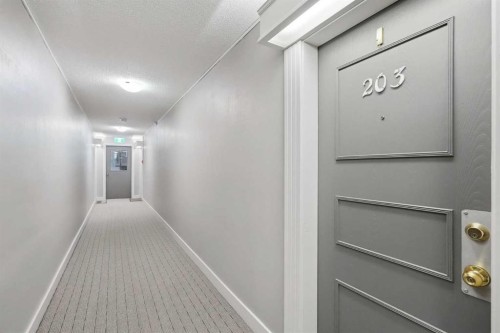 203B-5601 Dalton Drive Nw, Calgary, AB - Indoor Photo Showing Other Room