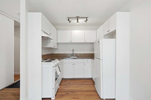 203B-5601 Dalton Drive Nw, Calgary, AB - Indoor Photo Showing Kitchen