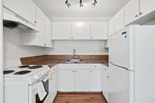 203B-5601 Dalton Drive Nw, Calgary, AB - Indoor Photo Showing Kitchen