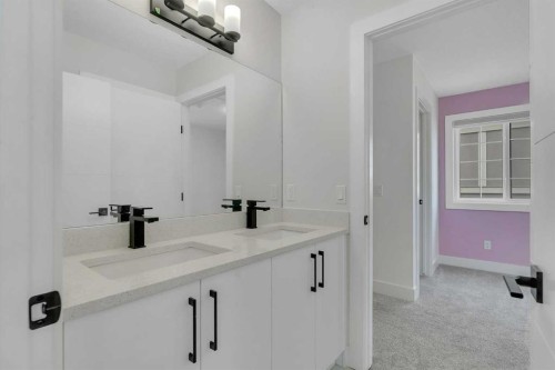 247 Coopers Cove Sw, Airdrie, AB - Indoor Photo Showing Bathroom