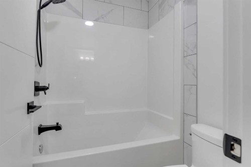 247 Coopers Cove Sw, Airdrie, AB - Indoor Photo Showing Bathroom