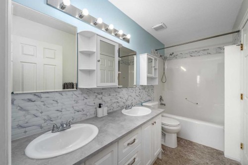 1-12 Silver Creek Boulevard Nw, Airdrie, AB - Indoor Photo Showing Bathroom