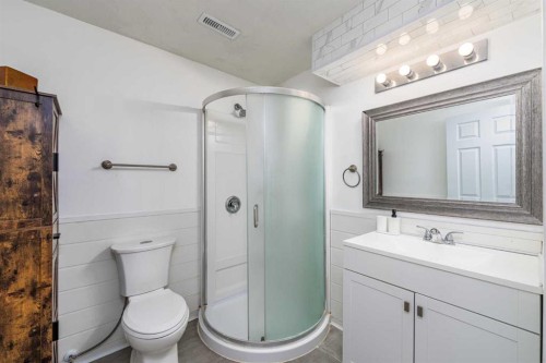 1-12 Silver Creek Boulevard Nw, Airdrie, AB - Indoor Photo Showing Bathroom