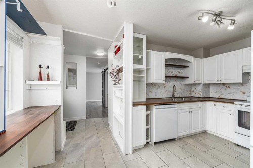 1-12 Silver Creek Boulevard Nw, Airdrie, AB - Indoor Photo Showing Kitchen