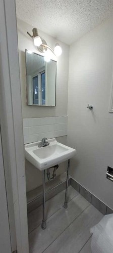 210 Woodmont Court Sw, Calgary, AB - Indoor Photo Showing Bathroom