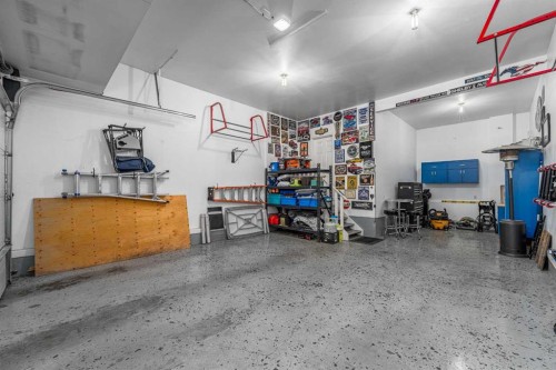 220 Copperpond Green Se, Calgary, AB - Indoor Photo Showing Garage