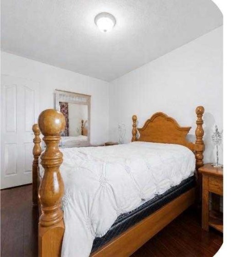 904-919 38 Street Ne, Calgary, AB - Indoor Photo Showing Bedroom
