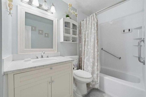 904-919 38 Street Ne, Calgary, AB - Indoor Photo Showing Bathroom