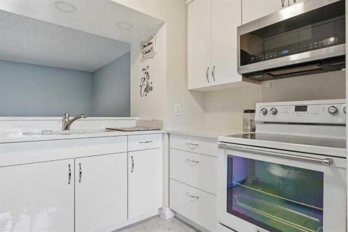 904-919 38 Street Ne, Calgary, AB - Indoor Photo Showing Kitchen