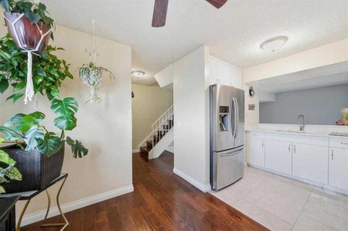 904-919 38 Street Ne, Calgary, AB - Indoor Photo Showing Kitchen