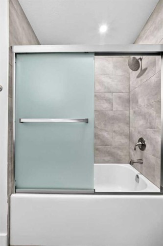 884 East Chestermere Drive, Chestermere, AB - Indoor Photo Showing Bathroom