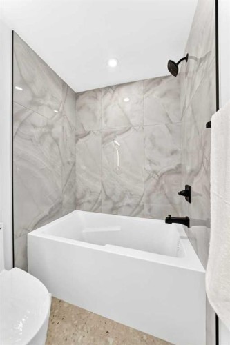 3106 15 Avenue Sw, Calgary, AB - Indoor Photo Showing Bathroom