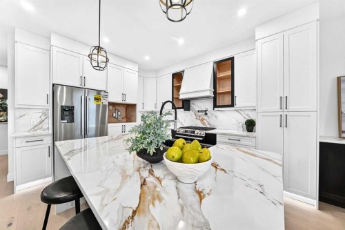 3106 15 Avenue Sw, Calgary, AB - Indoor Photo Showing Kitchen With Upgraded Kitchen