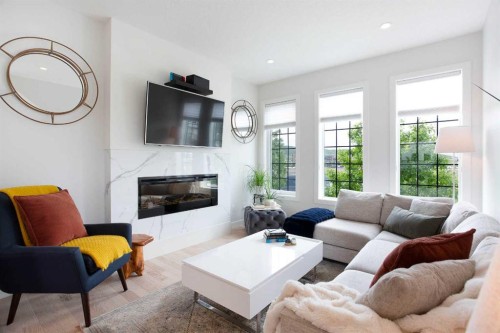 162 Greenbriar Way Nw, Calgary, AB 