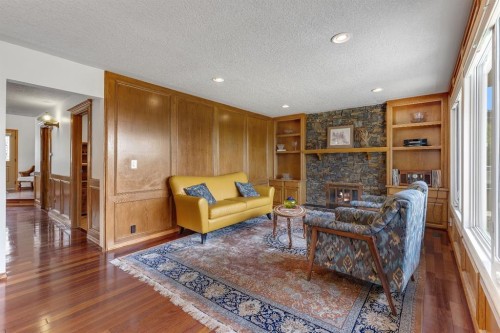 24 Woodgrove Crescent Sw, Calgary, AB 