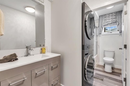 24 Woodgrove Crescent Sw, Calgary, AB 