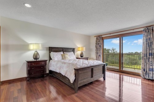 24 Woodgrove Crescent Sw, Calgary, AB 