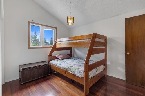 24 Woodgrove Crescent Sw, Calgary, AB 
