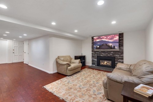 24 Woodgrove Crescent Sw, Calgary, AB 