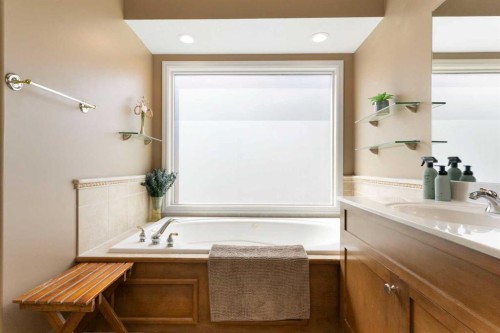112 Gleneagles View, Cochrane, AB - Indoor Photo Showing Bathroom