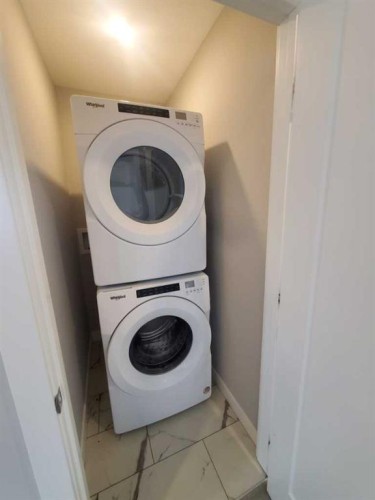 1045 West Lakeview Drive, Chestermere, AB - Indoor Photo Showing Laundry Room