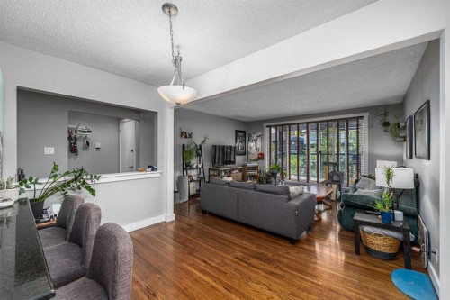 301-1908 28 Avenue Sw, Calgary, AB - Indoor Photo Showing Living Room