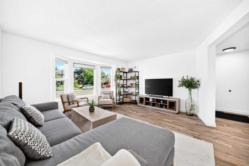 3728 Cedarille Drive Sw, Calgary, AB - Indoor Photo Showing Living Room