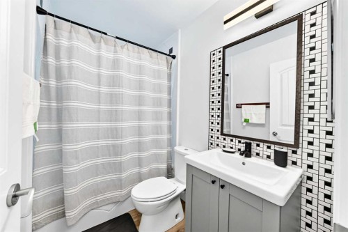3728 Cedarille Drive Sw, Calgary, AB - Indoor Photo Showing Bathroom