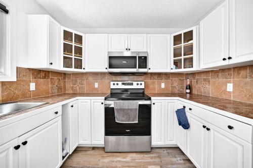 3728 Cedarille Drive Sw, Calgary, AB - Indoor Photo Showing Kitchen