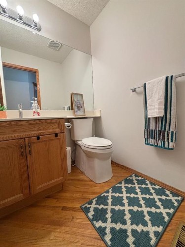 513 Sierra Madre Court Sw, Calgary, AB - Indoor Photo Showing Bathroom