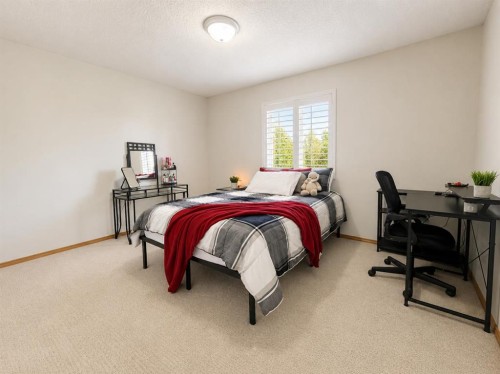 513 Sierra Madre Court Sw, Calgary, AB - Indoor Photo Showing Bedroom