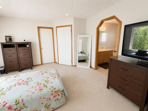 513 Sierra Madre Court Sw, Calgary, AB - Indoor Photo Showing Bedroom