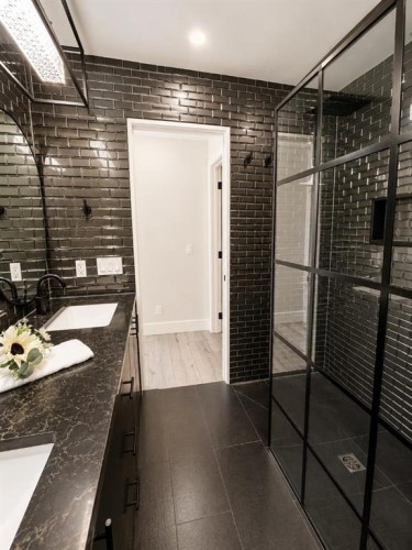 513 Sierra Madre Court Sw, Calgary, AB - Indoor Photo Showing Bathroom