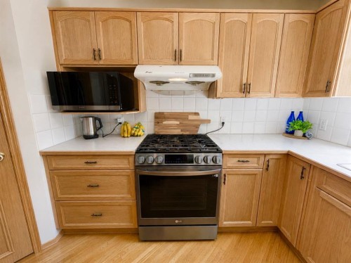 513 Sierra Madre Court Sw, Calgary, AB - Indoor Photo Showing Kitchen