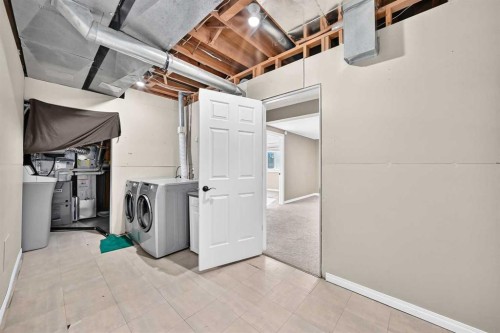 25-448 Strathcona Drive Sw, Calgary, AB - Indoor Photo Showing Laundry Room