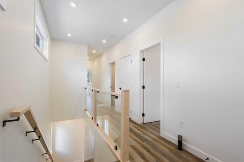 2424 25 Avenue Nw, Calgary, AB - Indoor Photo Showing Other Room