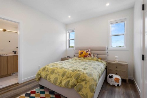 2424 25 Avenue Nw, Calgary, AB - Indoor Photo Showing Bedroom